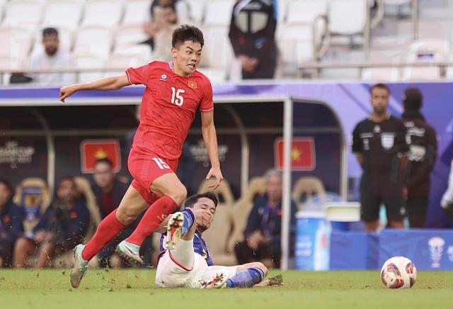 10-越南队年龄最小、出生于2004年的15号阮庭北为球队攻入本届亚洲杯赛上的第一球.jpg